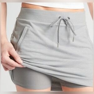 Athleta Skort Size Medium Gray & White Striped Modern Metro Athletic Zip Pockets
